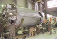 Стыковка ступеней ракеты-носителя в монтажно-испытательном корпусе космодрома