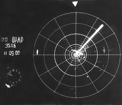 На последующих образцах радиолокационной техники направление на постановщик активных помех указывается пеленгом (на снимке - линия повышенной яркости). Фотоархив ''ВКО''